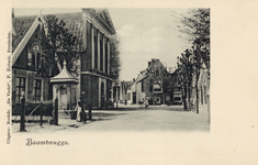 7186 Gezicht in de Dorpsstraat te Baambrugge (gemeente Abcoude-Baambrugge), uit het zuiden, met links de dorpspomp en ...
